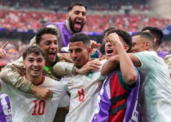 Jogadores de Marrocos comemorando gol