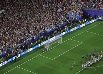 Torcedores em jogo da Copa do Mundo entre Argentina e Suíça