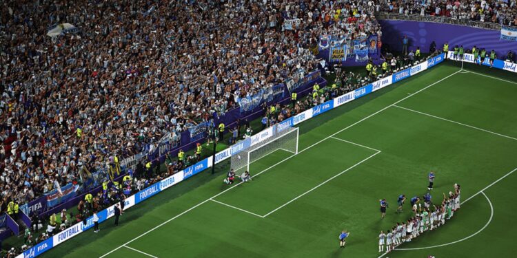 Torcedores em jogo da Copa do Mundo entre Argentina e Suíça