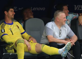 Courtois ap&oacute;s deixar jogo por les&atilde;o