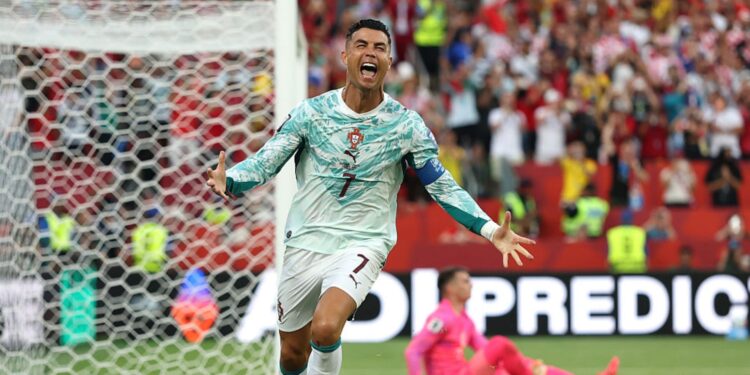 Cristiano Ronaldo comemorando gol por Portugal