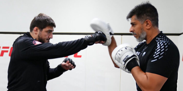 Treinado pelo brasileiro Daniel Mendes, AbdulRakhman Yakhyaev precisou de apenas oito segundos para nocautear — Foto: arquivo pessoal