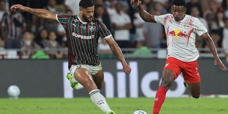 Lance do jogo entre Fluminense e RB Bragantino