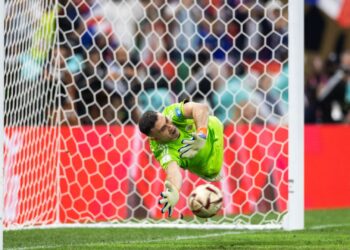 Dibu Martínez pegando pênatli contra a França na final de 2022