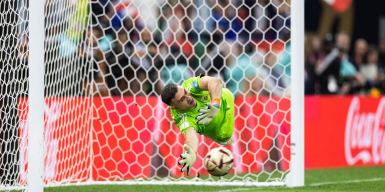 Dibu Martínez pegando pênatli contra a França na final de 2022