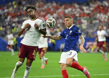 Lance em que Digne cometeu pênalti em Lamine Yamal
