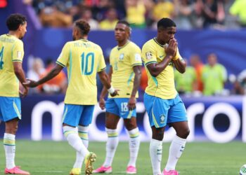 Jogadores do Brasil após gol da Noruega
