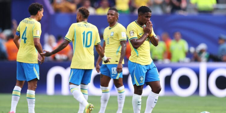 Jogadores do Brasil após gol da Noruega