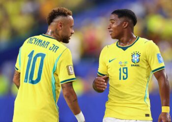 Endrick e Neymar em jogo da Seleção Brasileira