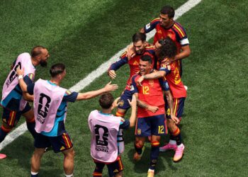 Jogadores da Espanha comemorando gol