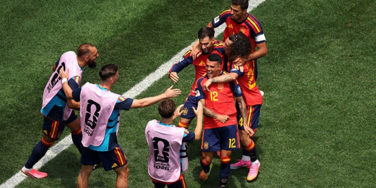 Jogadores da Espanha comemorando gol
