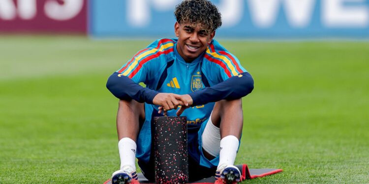 Lamine Yamal em treino da Espanha