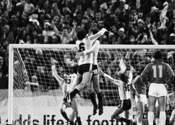 Jogadores da Argentina comemorando gol contra o Peru na Copa do Mundo de 1978