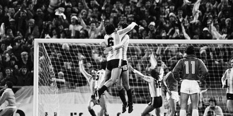 Jogadores da Argentina comemorando gol contra o Peru na Copa do Mundo de 1978