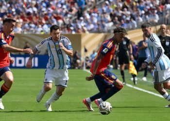 Lance do jogo entre Espanha e Argentina