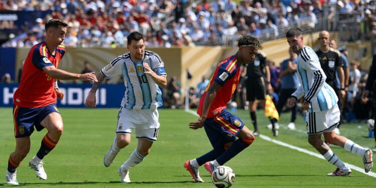 Lance do jogo entre Espanha e Argentina