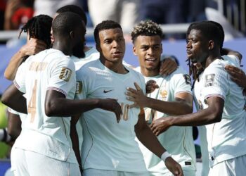 Jogadores da França comemorando gol sobre Marrocos