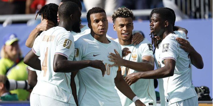 Jogadores da França comemorando gol sobre Marrocos