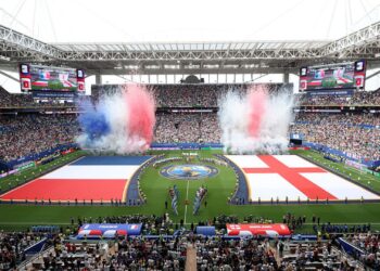 Jogadores de Inglaterra e França entrando em campo