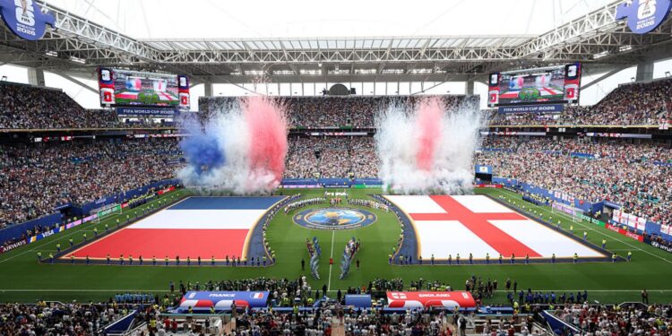Jogadores de Inglaterra e França entrando em campo