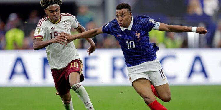 Lamine Yamal e Mbappé em França x Espanha