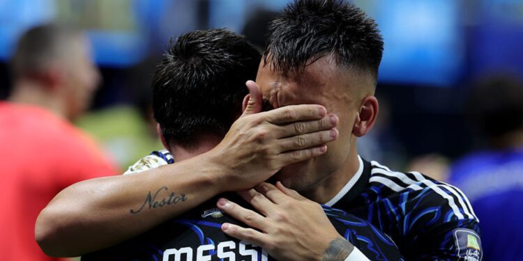 Lautaro Martínez emocionado após gol