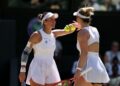 Luisa Stefani e Gabriela Dabrowski em a&ccedil;&atilde;o na final de Wimbledon