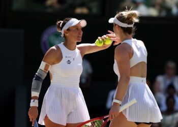Luisa Stefani e Gabriela Dabrowski em a&ccedil;&atilde;o na final de Wimbledon
