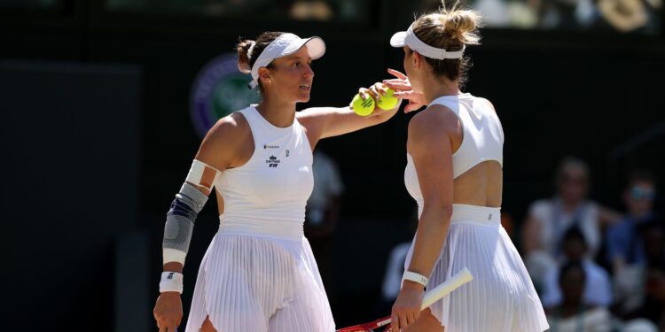 Luisa Stefani e Gabriela Dabrowski em ação na final de Wimbledon