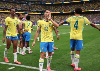 Martinelli e companheiros em jogo do Brasil