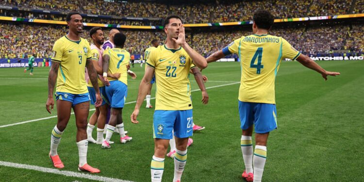 Martinelli e companheiros em jogo do Brasil