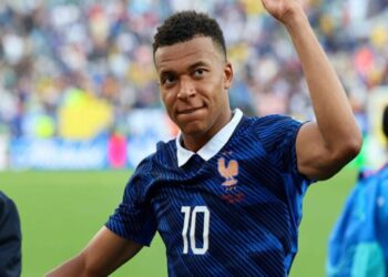 Comemora&ccedil;&atilde;o de Mbapp&eacute; chama aten&ccedil;&atilde;o, e flagra de Ester Exp&oacute;sito no est&aacute;dio incendeia web