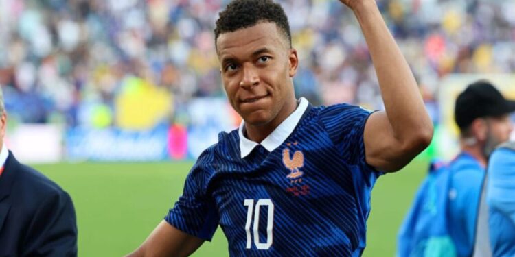 Comemoração de Mbappé chama atenção, e flagra de Ester Expósito no estádio incendeia web