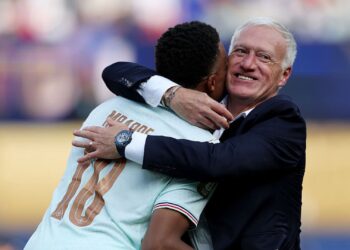 Mbappé e Deschamps se abraçando