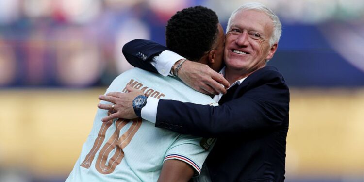Mbappé e Deschamps se abraçando