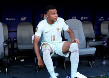 Mbappé no banco de reservas após sentir dores