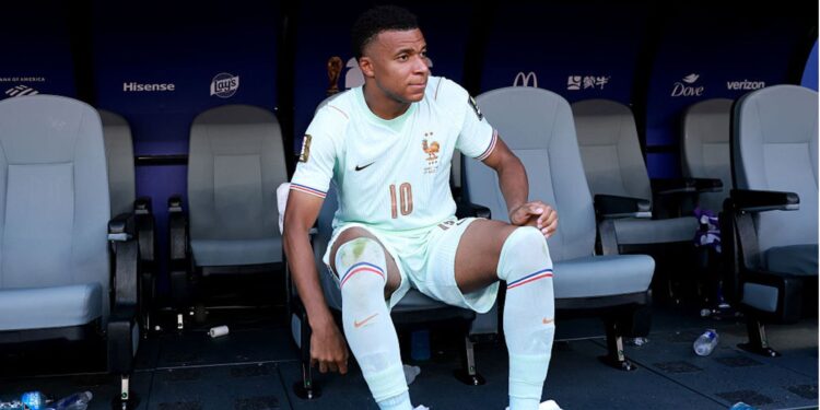 Mbappé no banco de reservas após sentir dores
