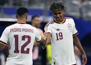 Pedro Porro e Yamal comemorando gol da Espanha