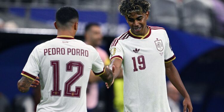 Pedro Porro e Yamal comemorando gol da Espanha