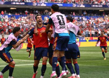 Jogadores da Espanha comemorando gol contra a Bélgica