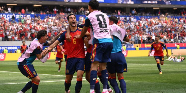 Jogadores da Espanha comemorando gol contra a Bélgica