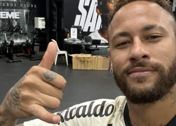 Neymar tira selfie em reapresentação do Santos