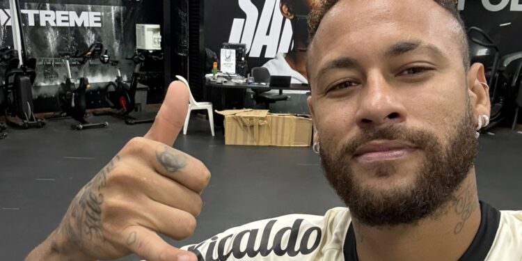 Neymar tira selfie em reapresentação do Santos