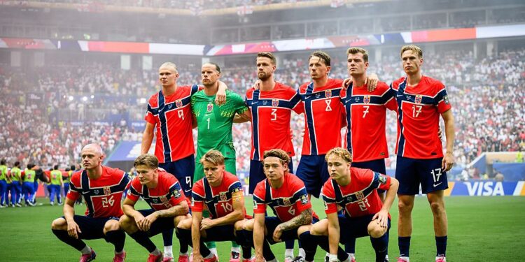 Jogadores da Noruega perfilados em jogo da Copa do Mundo
