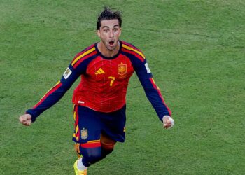 Ferran Torres comemorando gol do título da Espanha