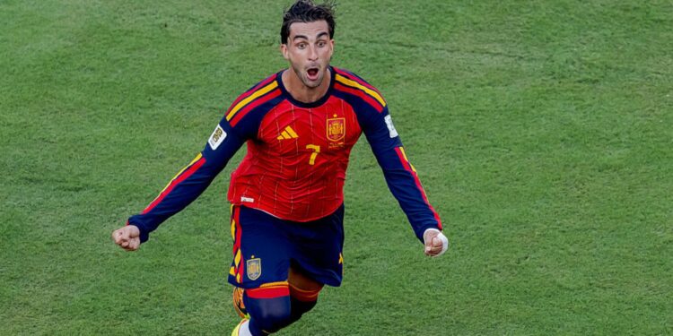 Ferran Torres comemorando gol do título da Espanha