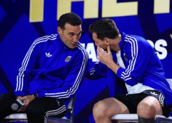 Scaloni e Messi em evento da Fifa
