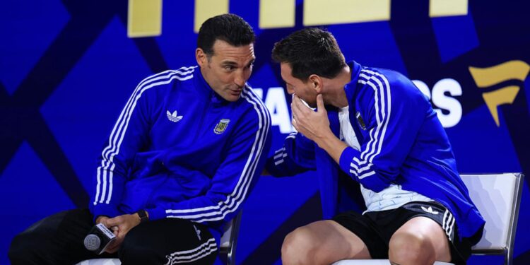 Scaloni e Messi em evento da Fifa