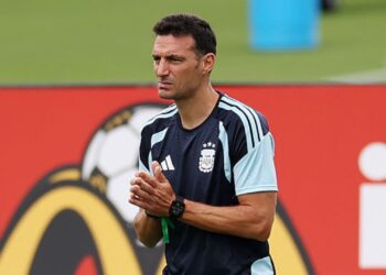 Lionel Scaloni durante treino da Argentina