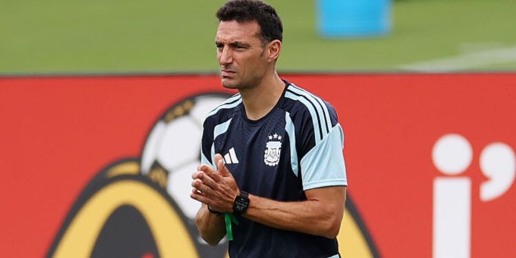 Lionel Scaloni durante treino da Argentina